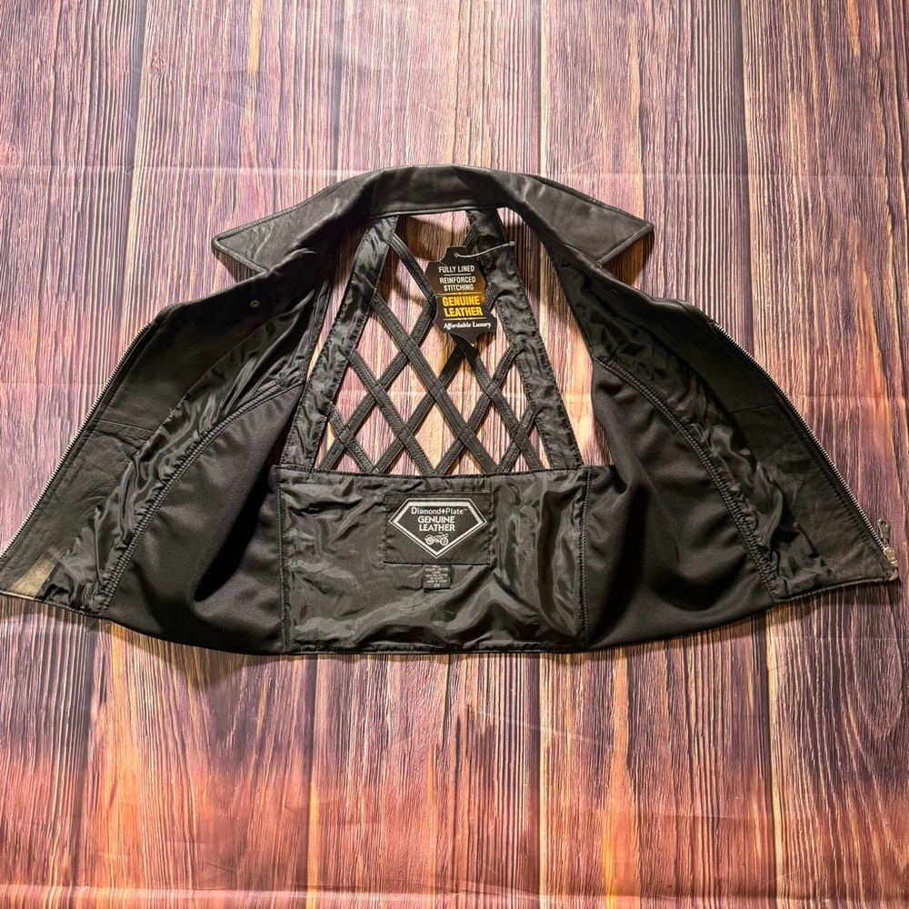 NWT Women’s Black Leather Front Zip Vest With Fun Braided Open Back Halter Top - Picture 6 of 7
